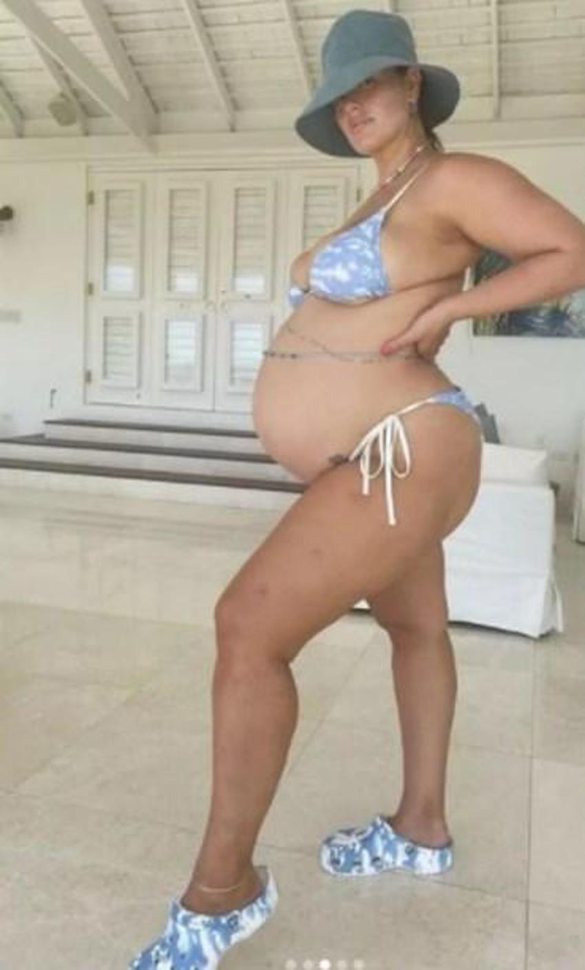 Ashley Graham minicik bikinisiyle poz verdi!