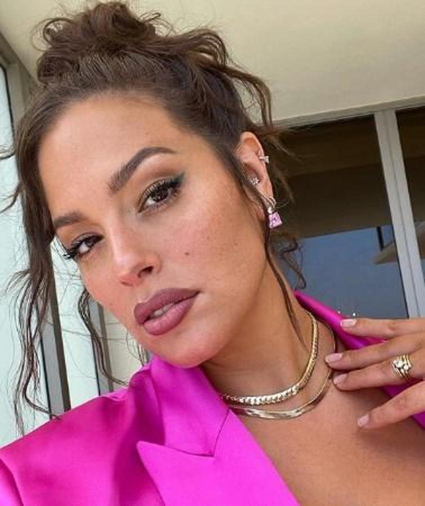 Ashley Graham minicik bikinisiyle poz verdi!