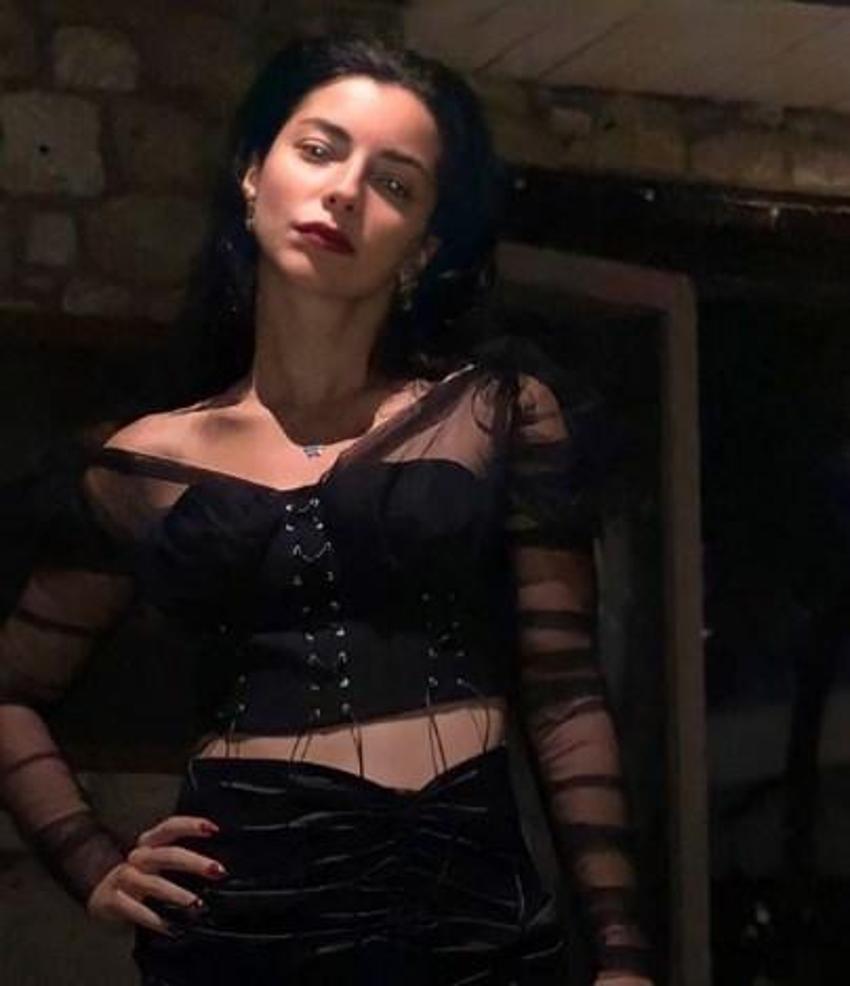 Merve Boluğur'dan iddialı pozlar! 'Gecelere'