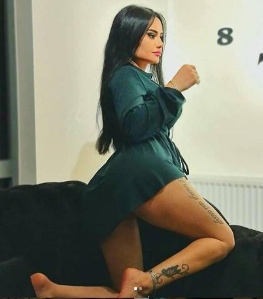 Naz Mila'dan havuzda olay poz! Silikonları dikkat çekti...