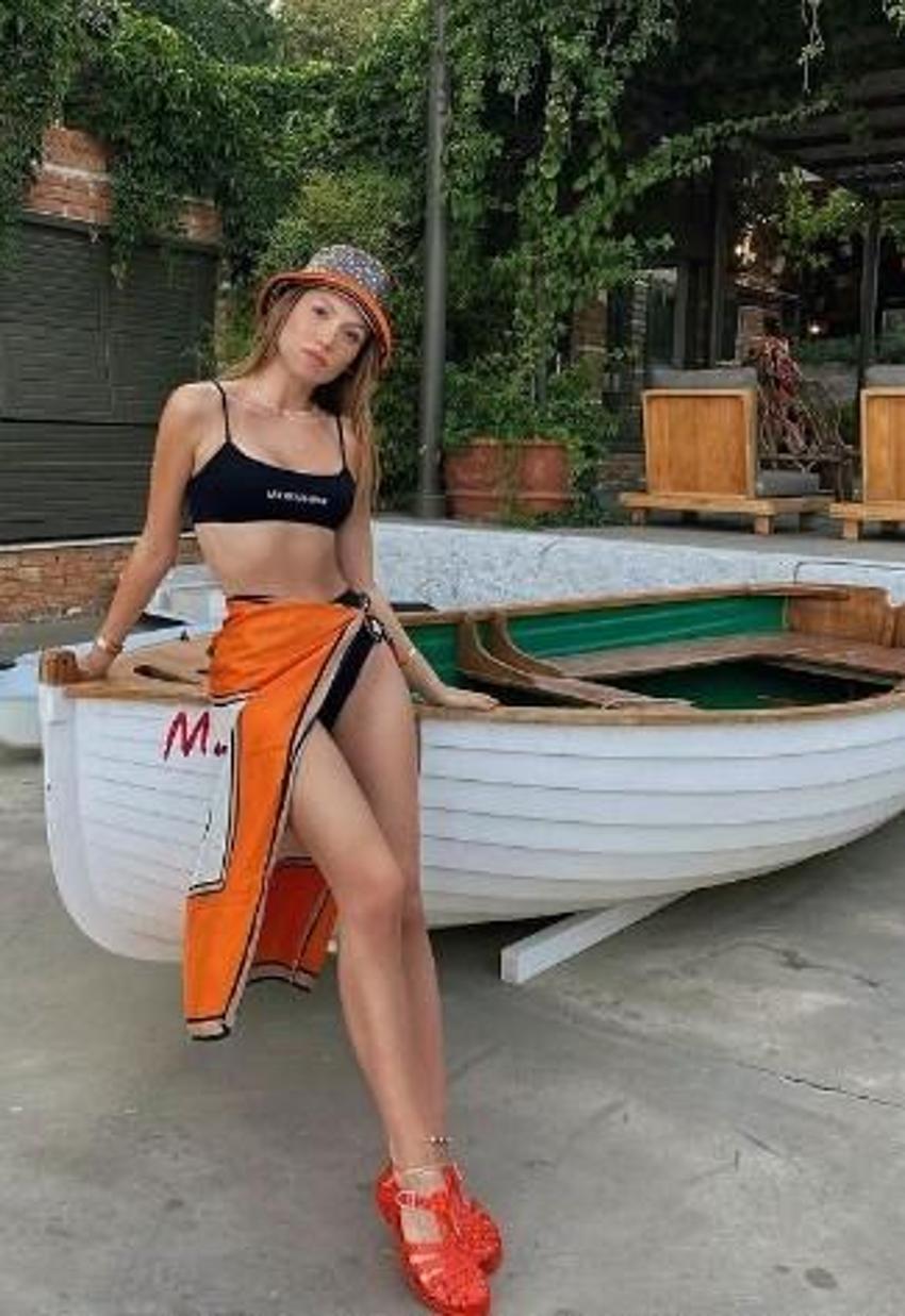 Duygu Özaslan'ın bikinili pozu olay oldu! 'Yaktın geçtin'