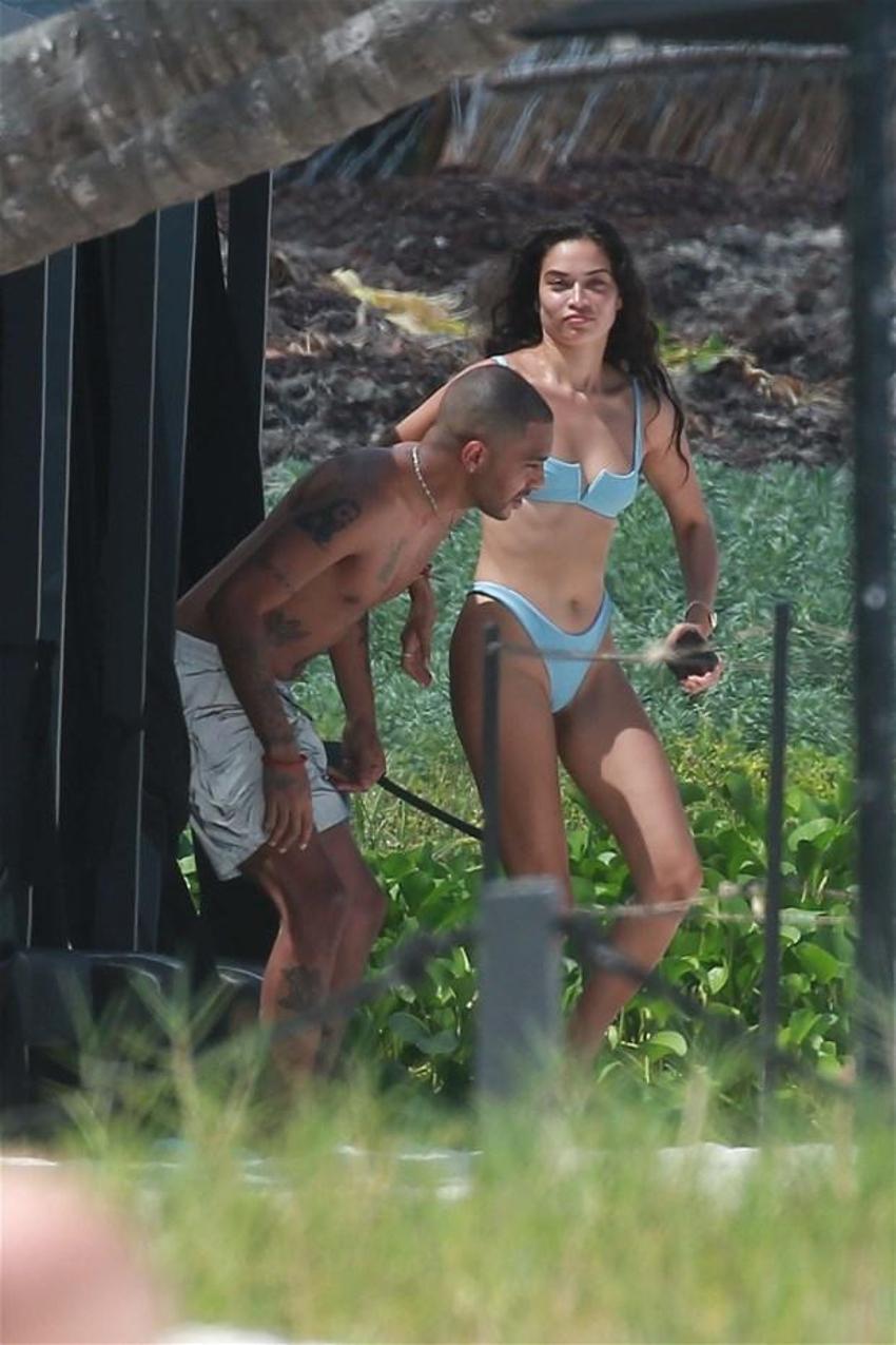 Shanina Shaik minicik bikinisiyle fiziğini sergiledi!