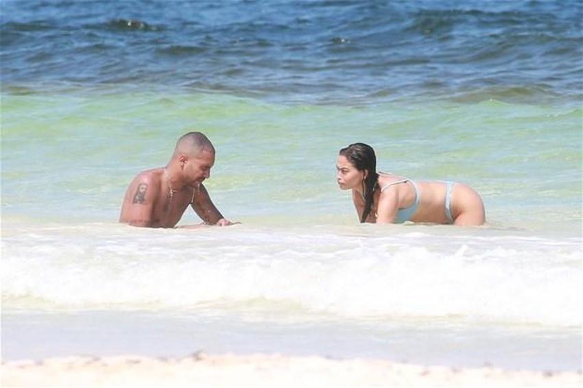 Shanina Shaik minicik bikinisiyle fiziğini sergiledi!