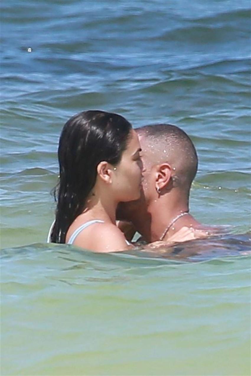 Shanina Shaik minicik bikinisiyle fiziğini sergiledi!