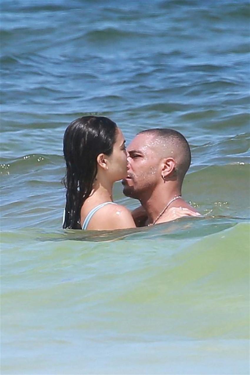 Shanina Shaik minicik bikinisiyle fiziğini sergiledi!