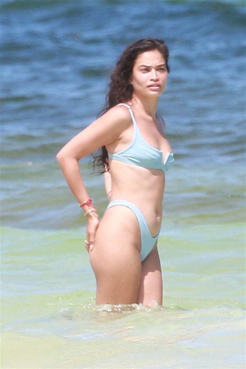 Shanina Shaik minicik bikinisiyle fiziğini sergiledi!