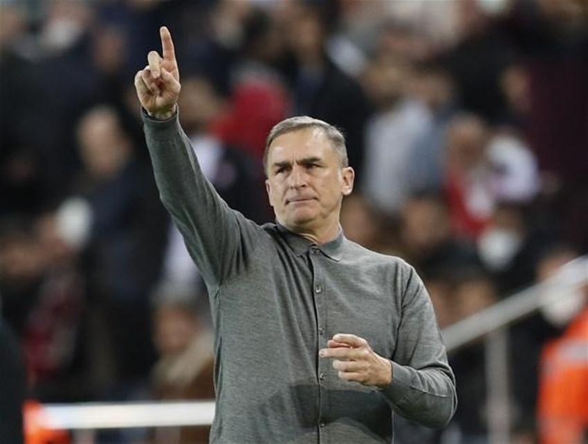 Türkiye-Norveç maçına damga vuran an! Stefan Kuntz sahaya indi, ilk kez forma giydiler... Burak Yılmaz ve Caner...
