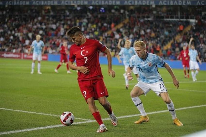 Türkiye-Norveç maçına damga vuran an! Stefan Kuntz sahaya indi, ilk kez forma giydiler... Burak Yılmaz ve Caner...