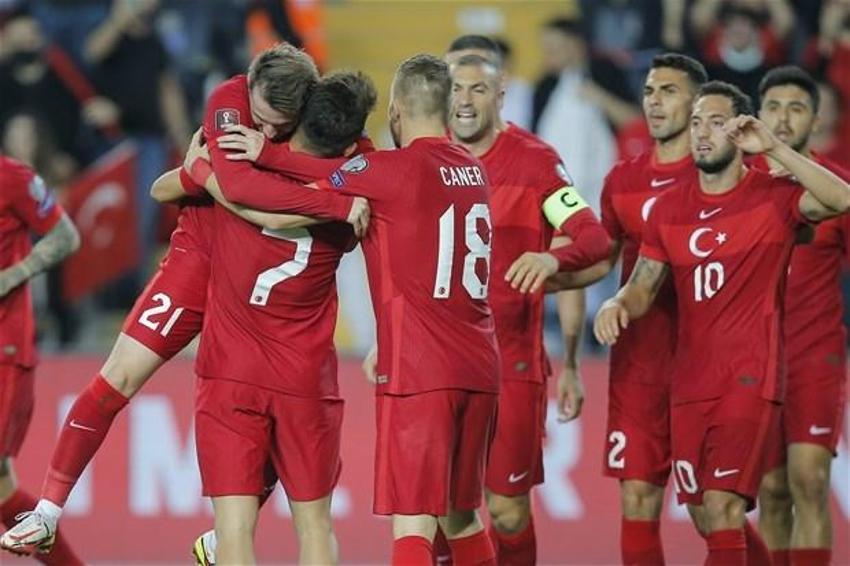 Türkiye-Norveç maçına damga vuran an! Stefan Kuntz sahaya indi, ilk kez forma giydiler... Burak Yılmaz ve Caner...