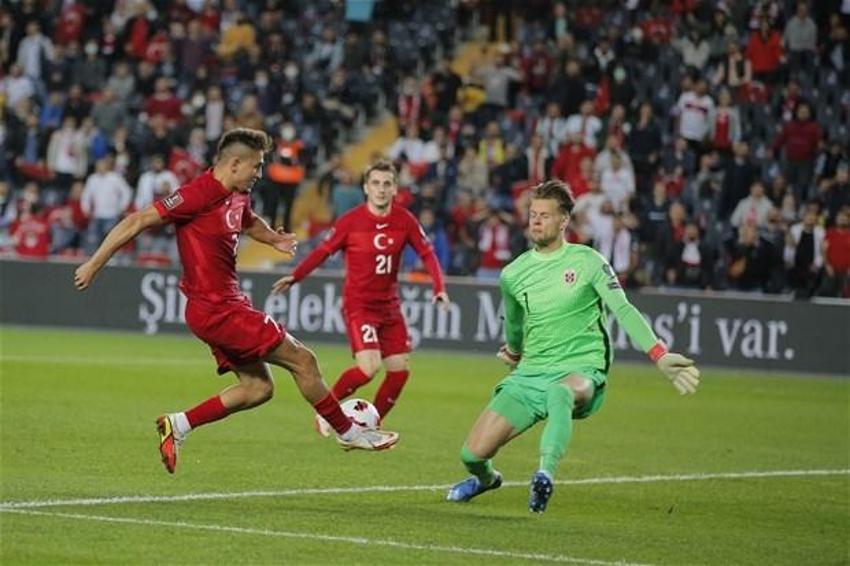 Türkiye-Norveç maçına damga vuran an! Stefan Kuntz sahaya indi, ilk kez forma giydiler... Burak Yılmaz ve Caner...