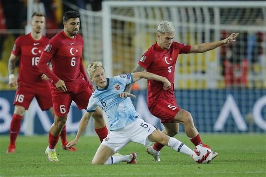 Türkiye-Norveç maçına damga vuran an! Stefan Kuntz sahaya indi, ilk kez forma giydiler... Burak Yılmaz ve Caner...
