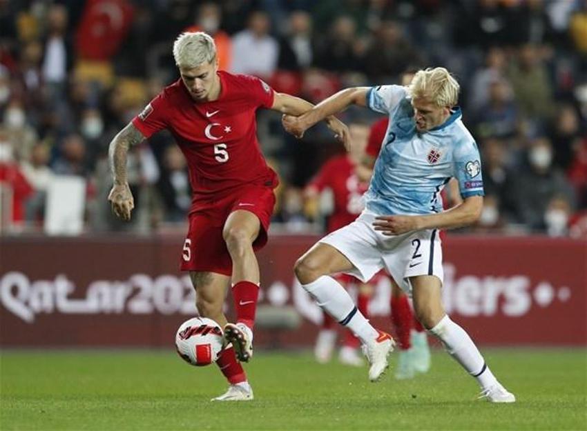 Türkiye-Norveç maçına damga vuran an! Stefan Kuntz sahaya indi, ilk kez forma giydiler... Burak Yılmaz ve Caner...