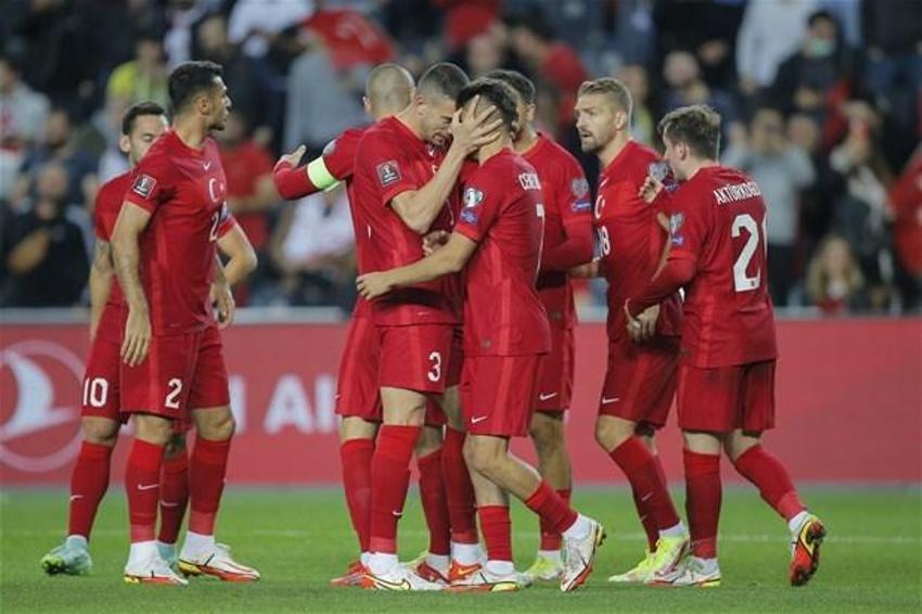 Türkiye-Norveç maçına damga vuran an! Stefan Kuntz sahaya indi, ilk kez forma giydiler... Burak Yılmaz ve Caner...