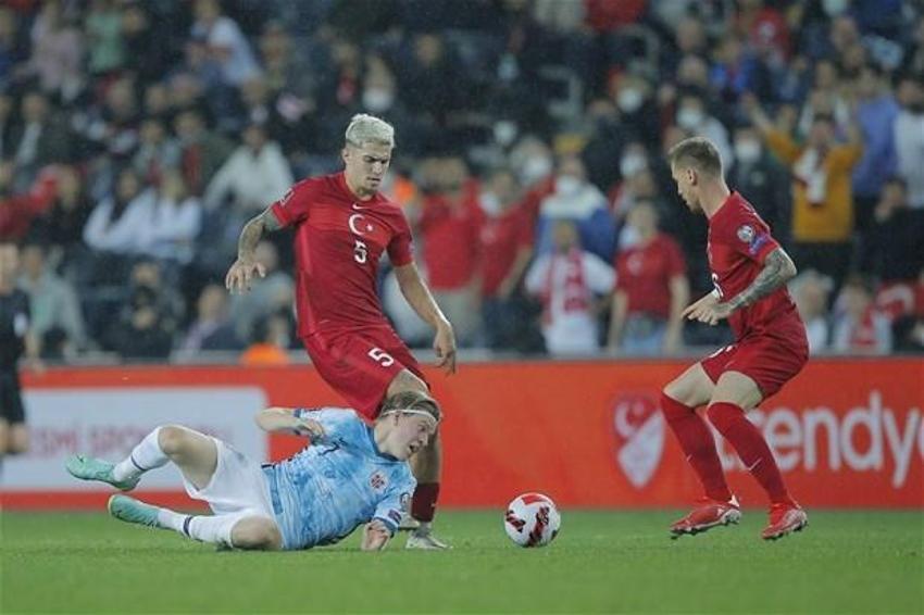 Türkiye-Norveç maçına damga vuran an! Stefan Kuntz sahaya indi, ilk kez forma giydiler... Burak Yılmaz ve Caner...