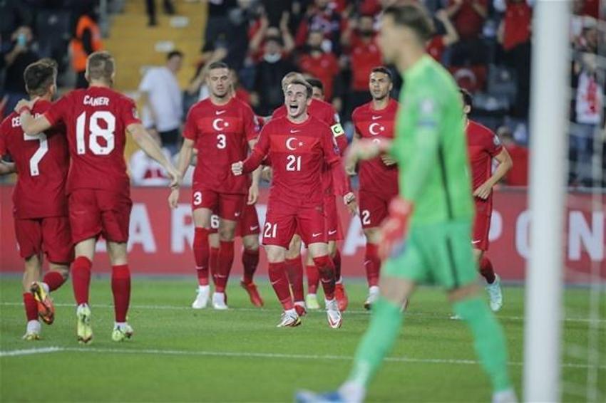 Türkiye-Norveç maçına damga vuran an! Stefan Kuntz sahaya indi, ilk kez forma giydiler... Burak Yılmaz ve Caner...