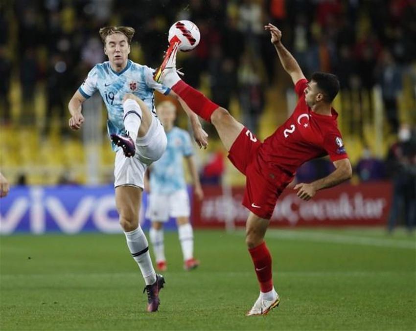 Türkiye-Norveç maçına damga vuran an! Stefan Kuntz sahaya indi, ilk kez forma giydiler... Burak Yılmaz ve Caner...