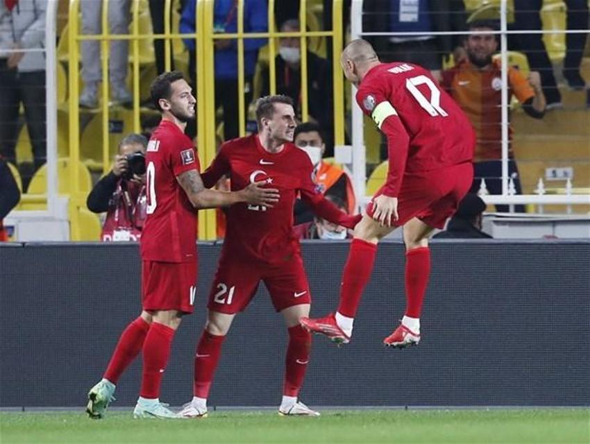 Türkiye-Norveç maçına damga vuran an! Stefan Kuntz sahaya indi, ilk kez forma giydiler... Burak Yılmaz ve Caner...