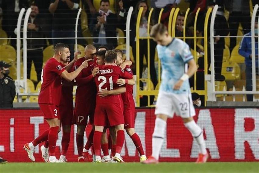 Türkiye-Norveç maçına damga vuran an! Stefan Kuntz sahaya indi, ilk kez forma giydiler... Burak Yılmaz ve Caner...