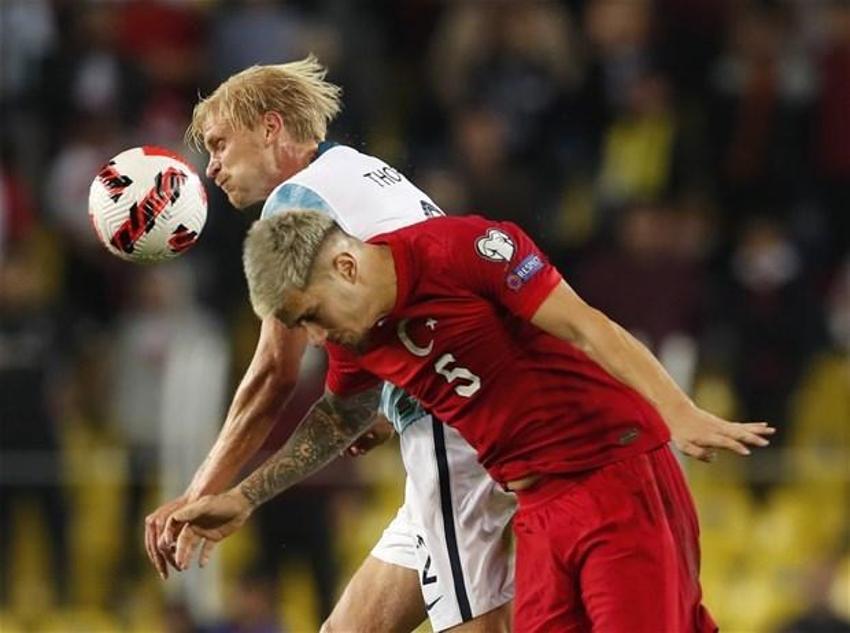 Türkiye-Norveç maçına damga vuran an! Stefan Kuntz sahaya indi, ilk kez forma giydiler... Burak Yılmaz ve Caner...