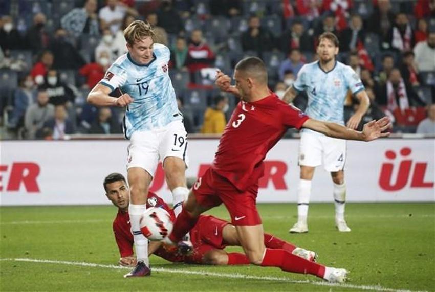 Türkiye-Norveç maçına damga vuran an! Stefan Kuntz sahaya indi, ilk kez forma giydiler... Burak Yılmaz ve Caner...