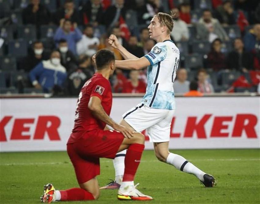 Türkiye-Norveç maçına damga vuran an! Stefan Kuntz sahaya indi, ilk kez forma giydiler... Burak Yılmaz ve Caner...