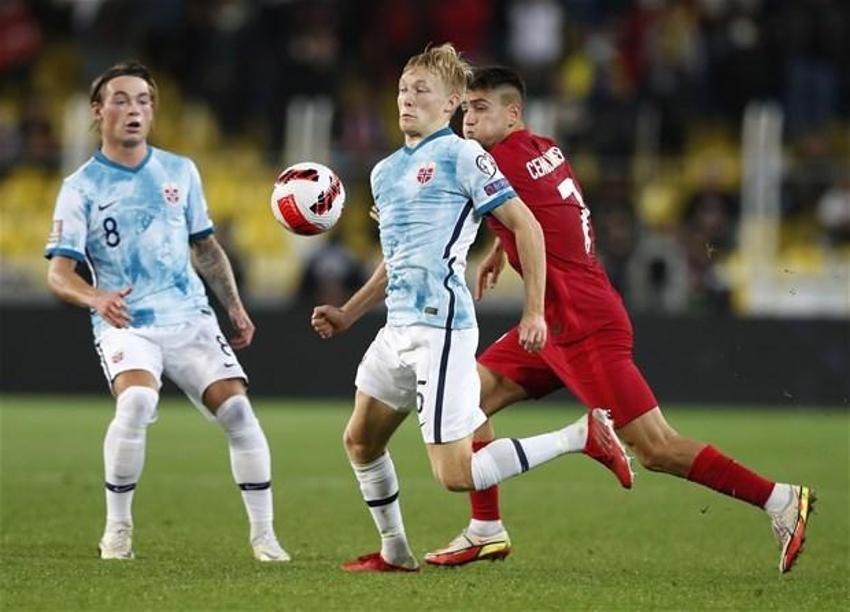 Türkiye-Norveç maçına damga vuran an! Stefan Kuntz sahaya indi, ilk kez forma giydiler... Burak Yılmaz ve Caner...