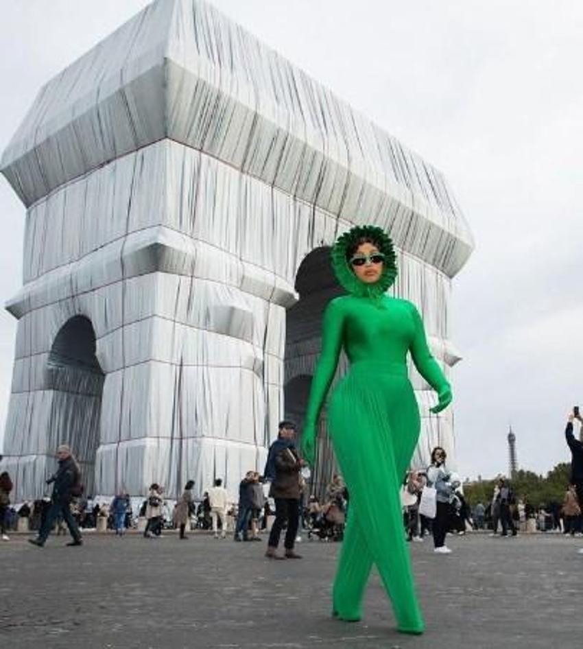Cardi B'nin yeşil elbisesi sosyal medyada konuşuldu!