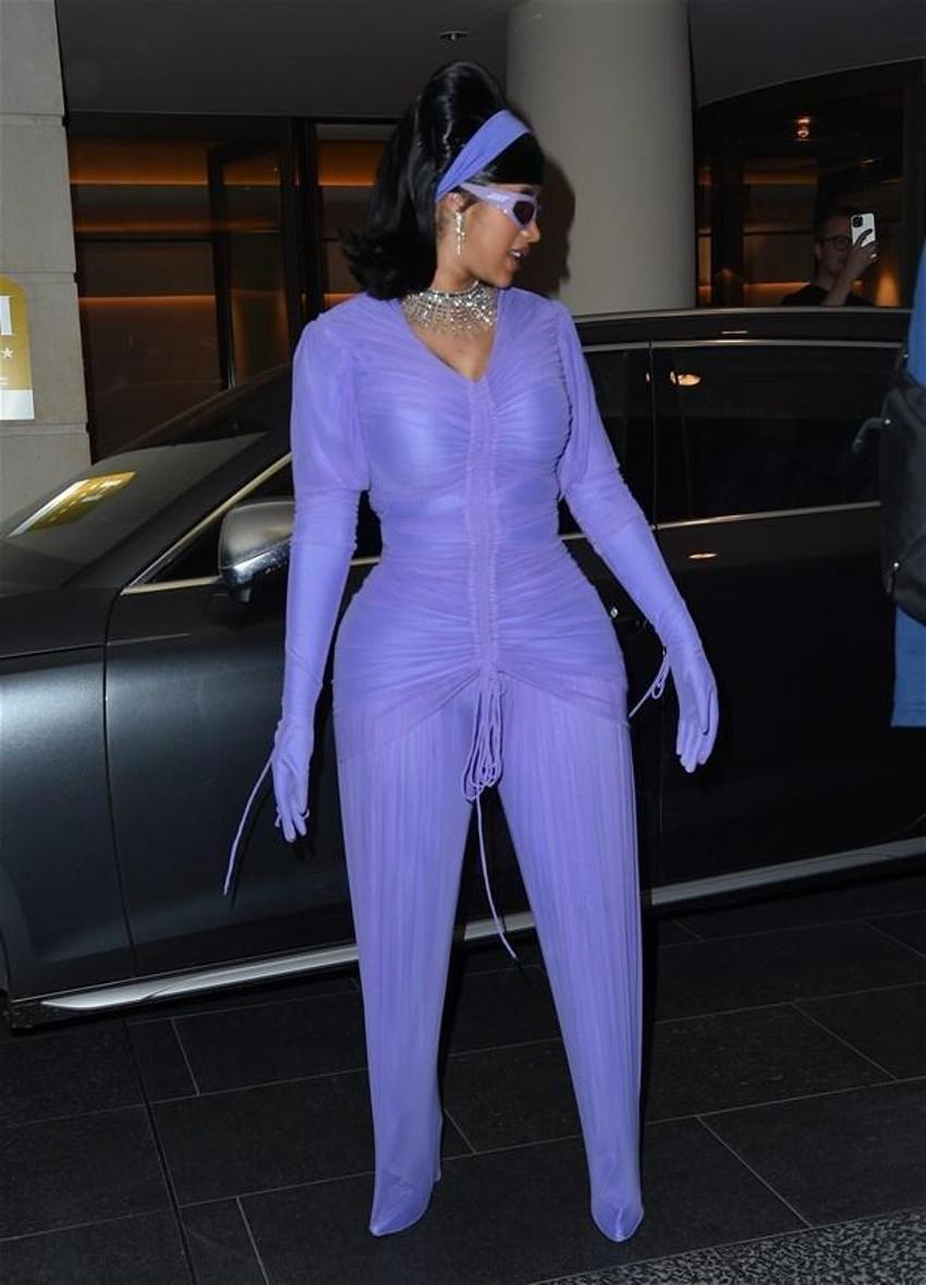 Cardi B'nin yeşil elbisesi sosyal medyada konuşuldu!
