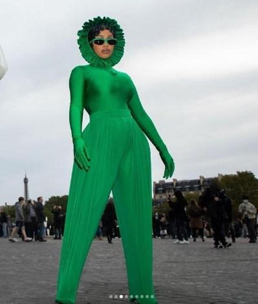 Cardi B'nin yeşil elbisesi sosyal medyada konuşuldu!