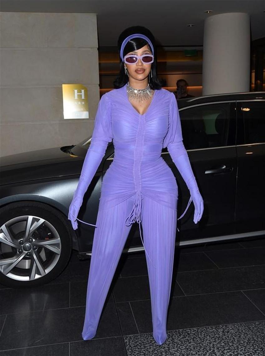 Cardi B'nin yeşil elbisesi sosyal medyada konuşuldu!
