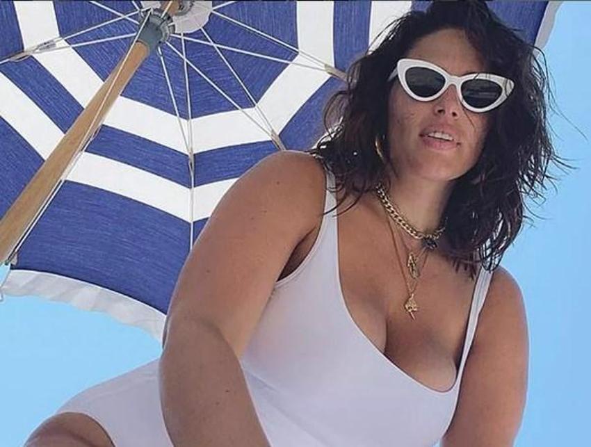 Ashley Graham yatakta iç çamaşırsız poz verdi!