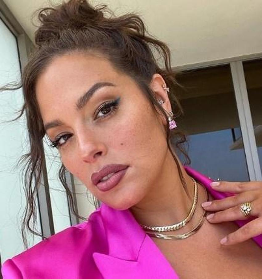 Ashley Graham yatakta iç çamaşırsız poz verdi!