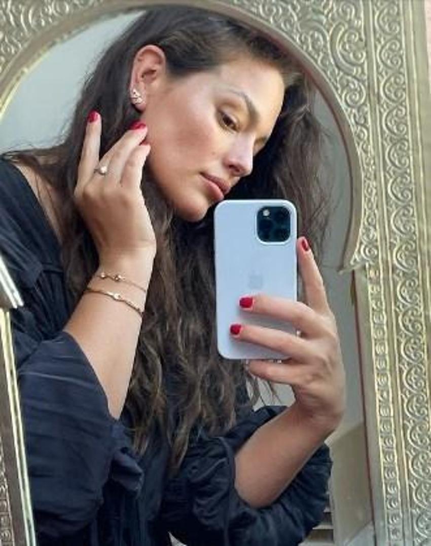 Ashley Graham yatakta iç çamaşırsız poz verdi!