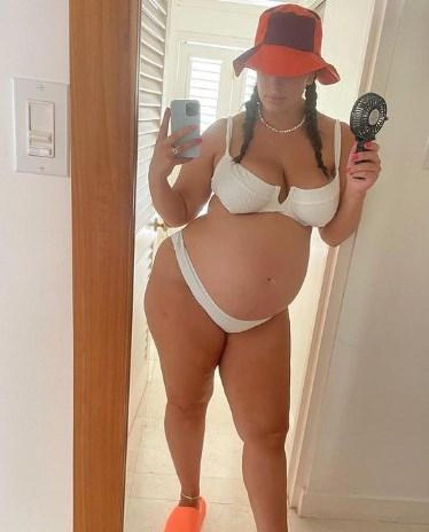 Ashley Graham yatakta iç çamaşırsız poz verdi!