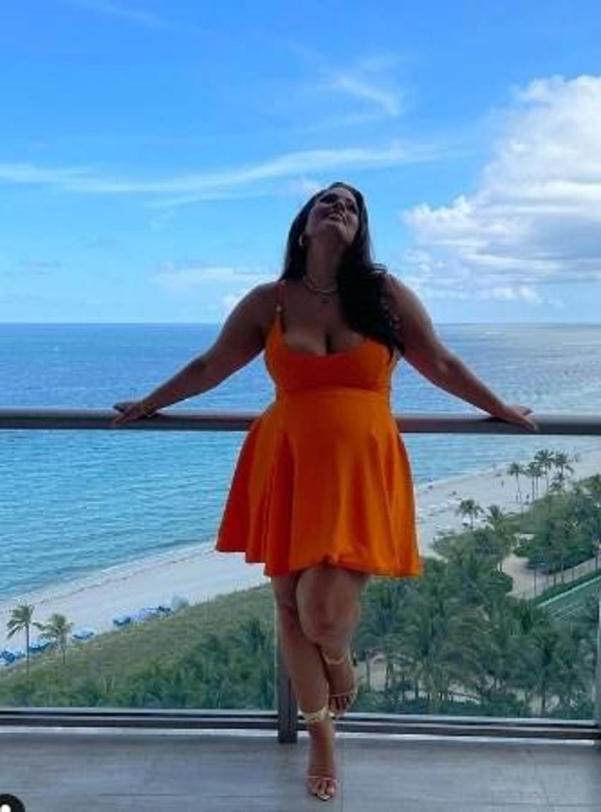 Ashley Graham yatakta iç çamaşırsız poz verdi!