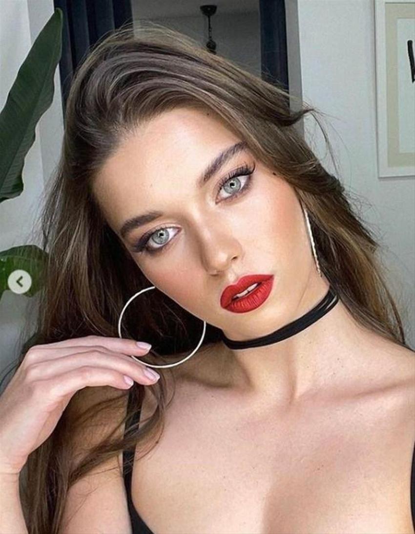 Afra Saraçoğlu fotoğraf paylaştı,yer yerinden oynadı!