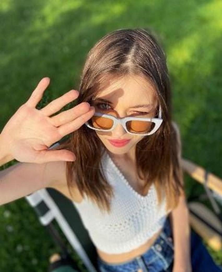 Afra Saraçoğlu fotoğraf paylaştı,yer yerinden oynadı!