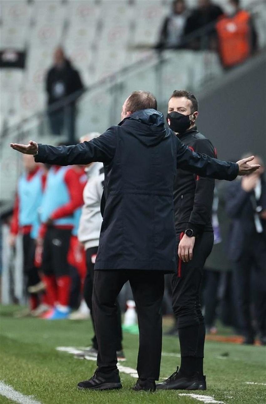 Beşiktaş-Sivasspor maçına damga vurdu! Sergen Yalçın'ın hareketi olay oldu, küfür ve...