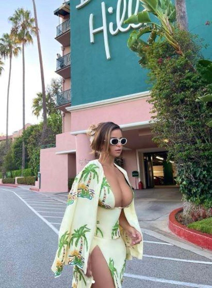 Demi Rose yine yaptı yapacağını! Pembe dantelli geceliğiyle...