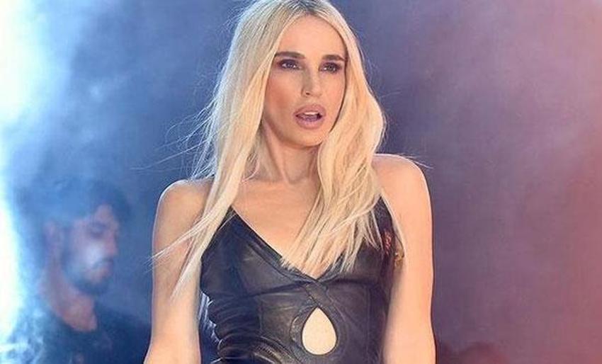 Gülşen'in yeni sahne kıyafeti olay oldu! Dakikalar içinde sildi