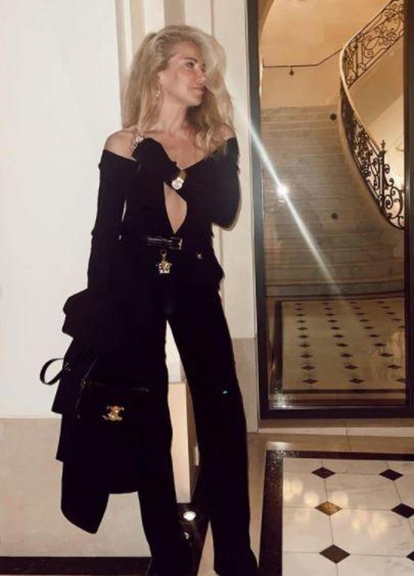 Burcu Esmersoy'un sütyensiz pozu sosyal medyada olay oldu!