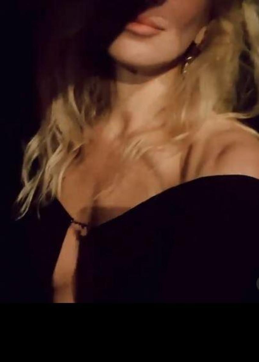 Burcu Esmersoy'un sütyensiz pozu sosyal medyada olay oldu!