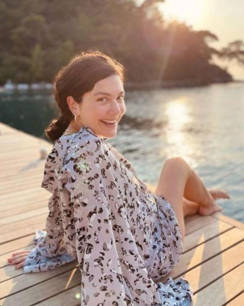 Bergüzar Korel gençlik fotoğraflarını yayınladı! Böyle seslendi...