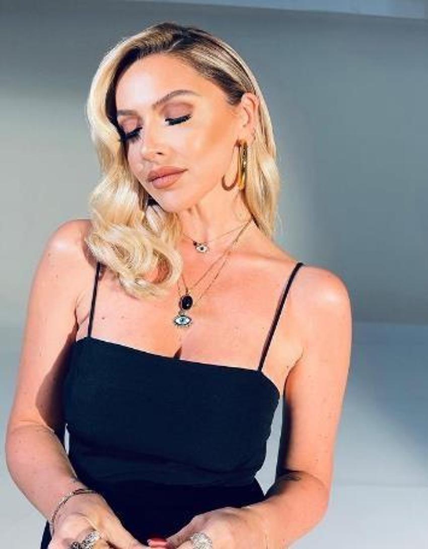 Hadise'ye sevgilisi Mehmet Dinçerler'den aşk dolu kutlama!