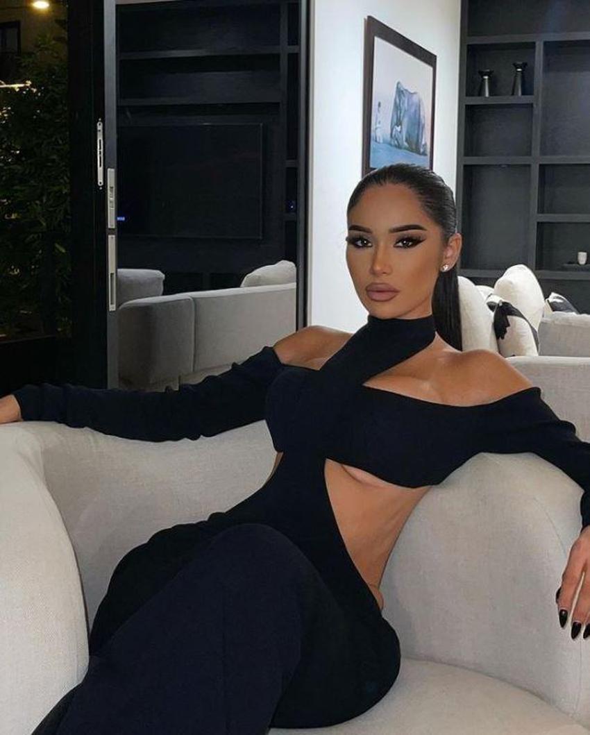 Janet Guzman'dan banyoda bikinili poz!
