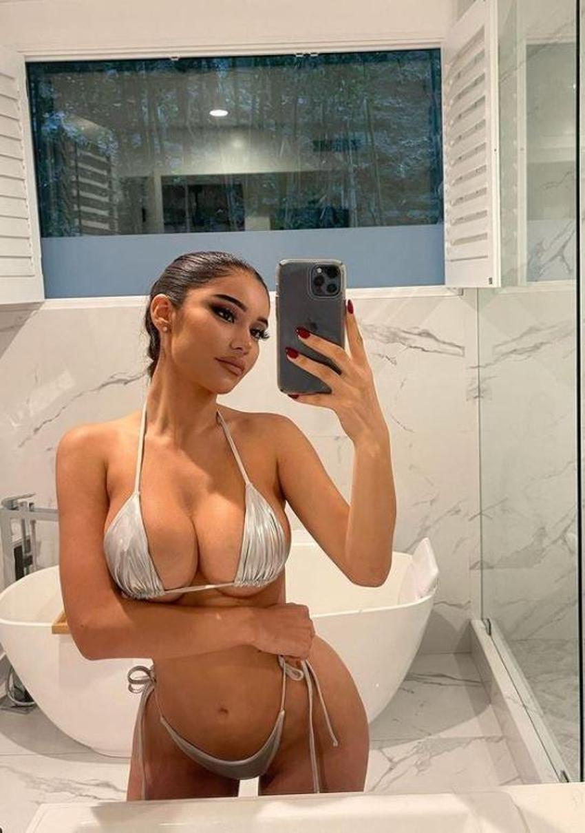 Janet Guzman'dan banyoda bikinili poz!