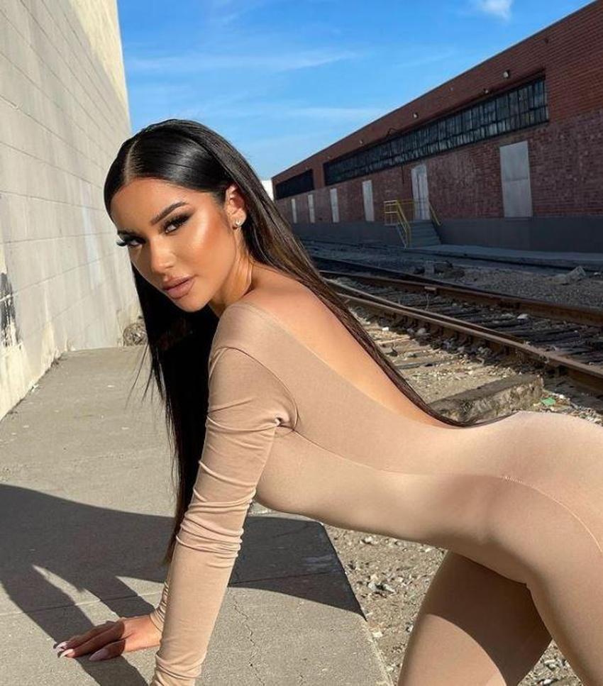 Janet Guzman'dan banyoda bikinili poz!