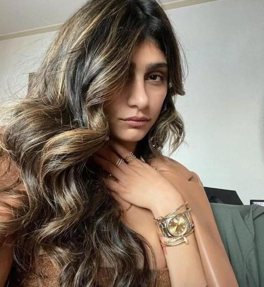 Mia Khalifa transparan kıyafetiyle olay yarattı!