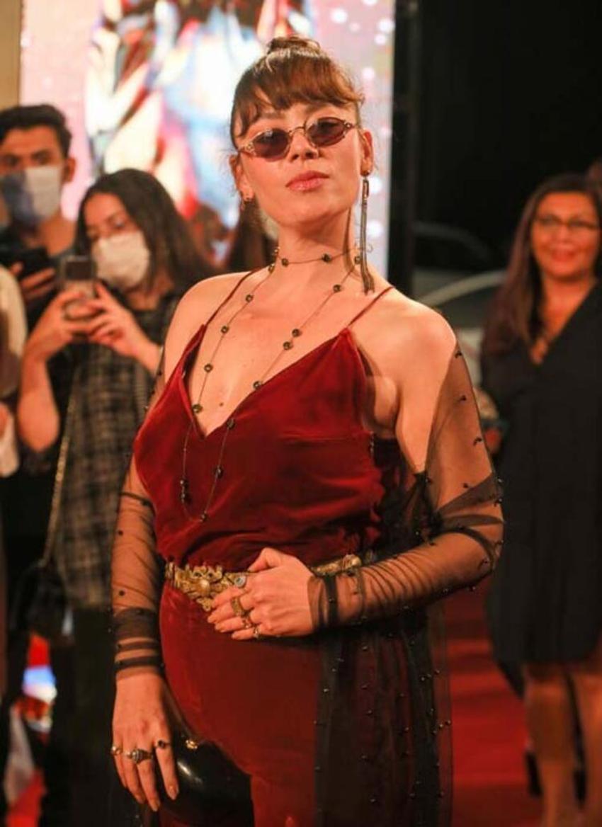 Demet Evgar'ın iddialı pozlarına yorum ve beğeni yağdı!
