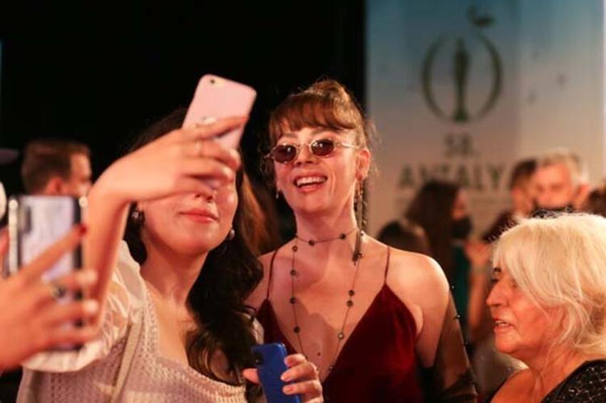 Demet Evgar'ın iddialı pozlarına yorum ve beğeni yağdı!